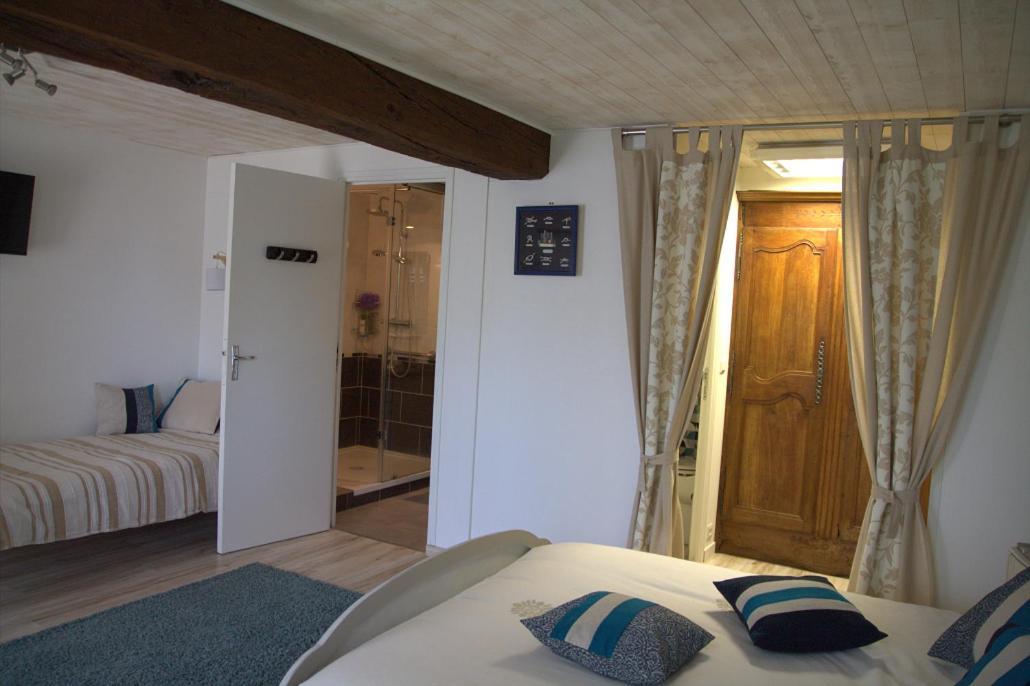 Chambre D Hote La Roussiere Saint-Ouen-Des-Toits Esterno foto